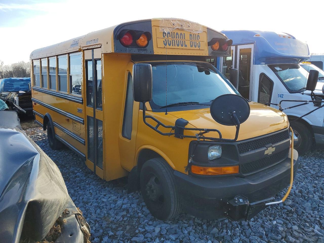 2017 Chevrolet Express G4500 - Image 4