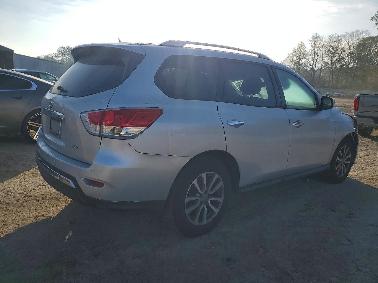 2015 Nissan Pathfinder S - Image 3