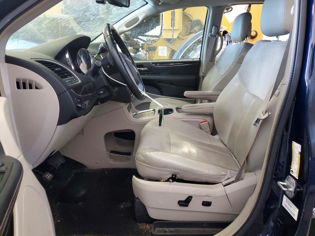 2013 Chrysler Town & Country Limited - Image 7