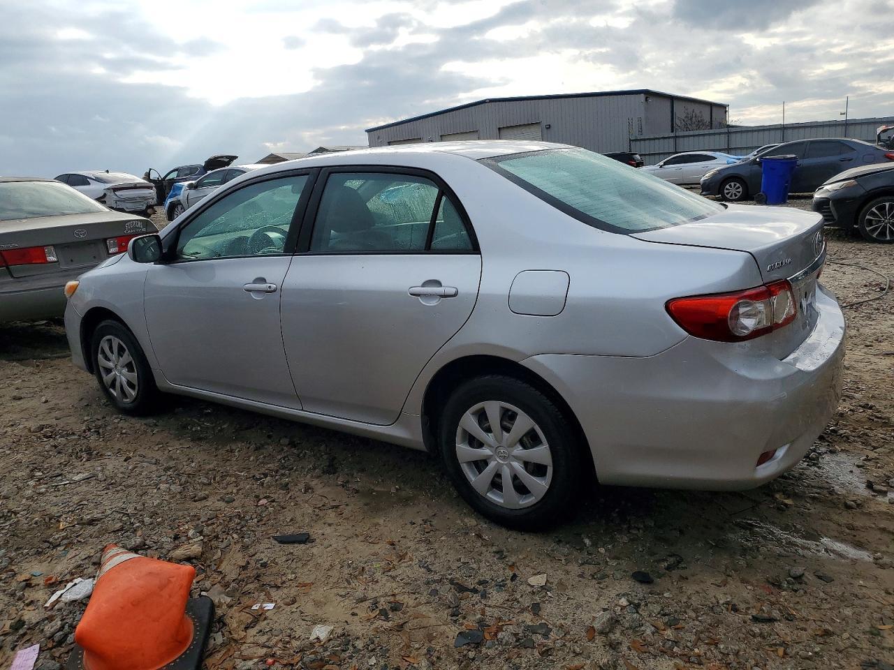 2011 Toyota Corolla Base - Фото 2