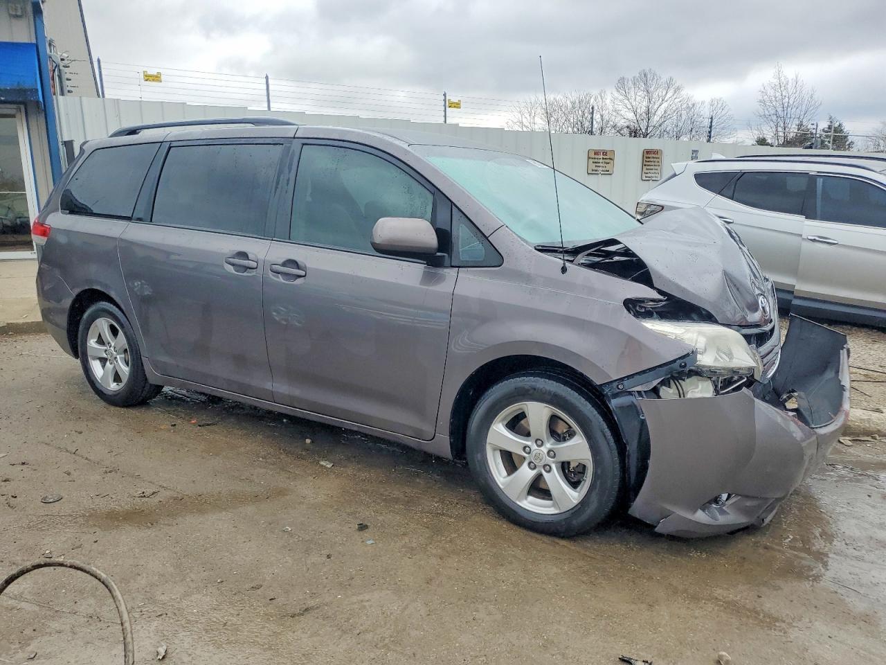 2013 Toyota Sienna Le 8-Passenger - Image 4