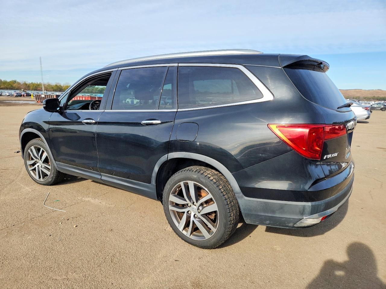 2017 Honda Pilot Touring - Image 2