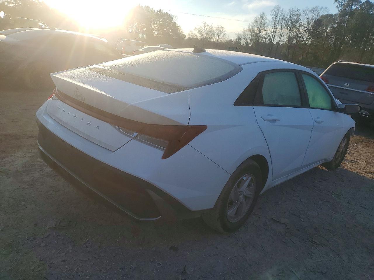 2025 Hyundai Elantra Se - Фото 3