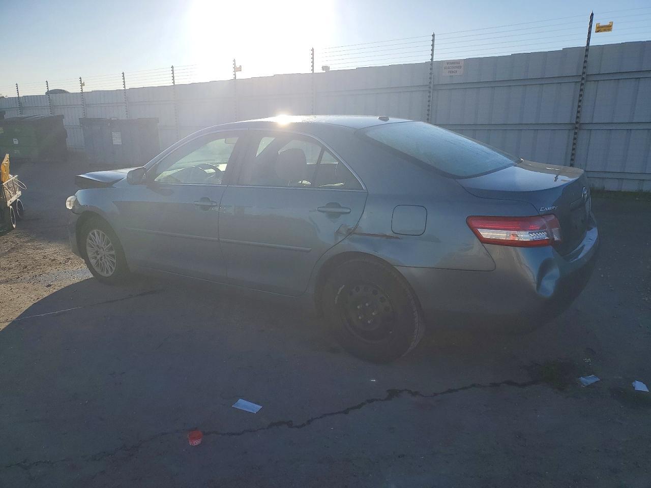 2010 Toyota Camry Base - Фото 2