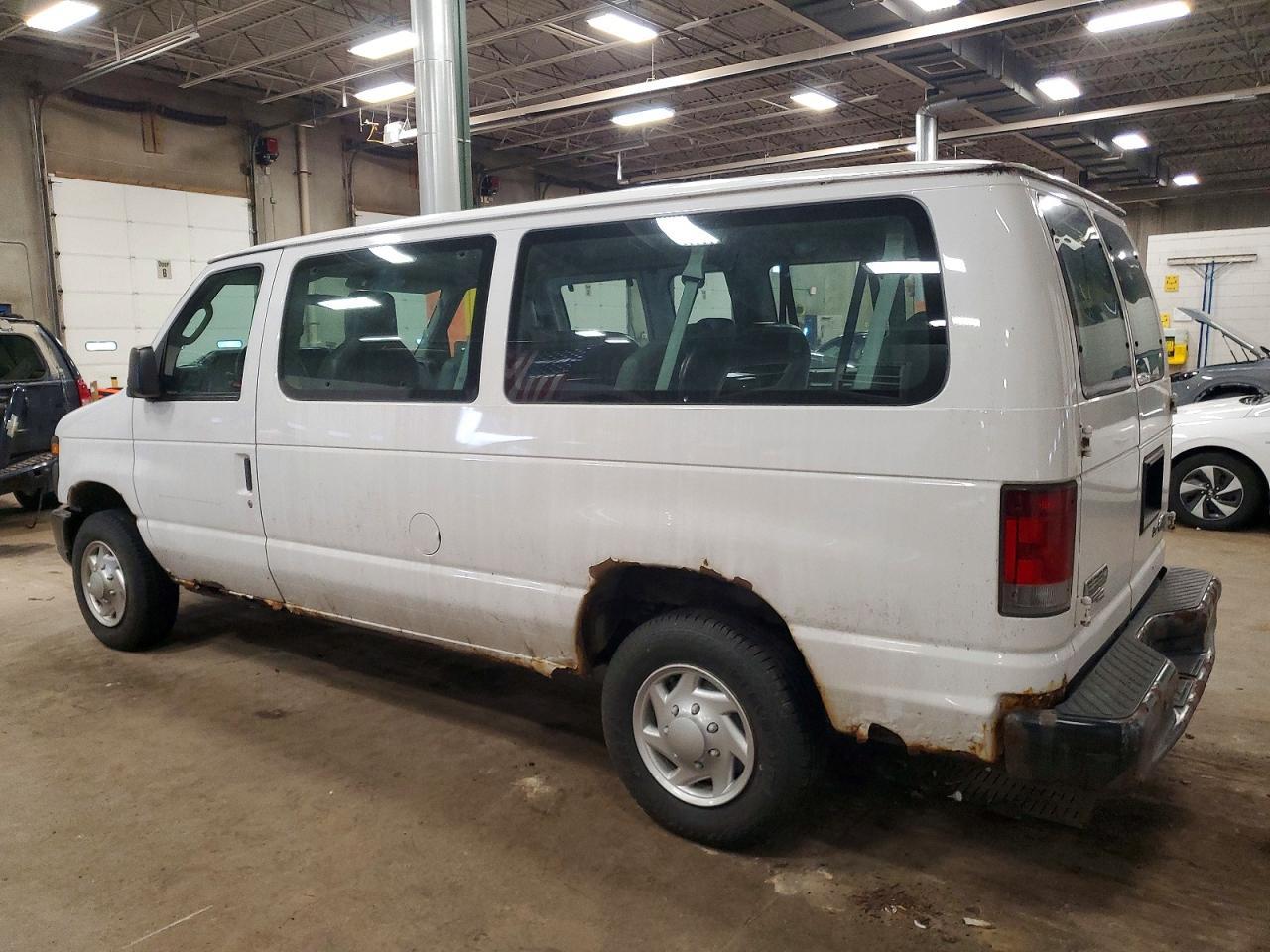 2010 Ford Econoline E350 Super Duty Wagon - Фото 2