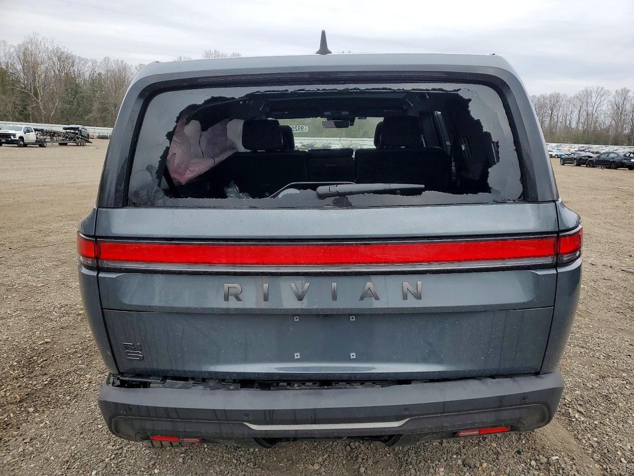 2025 Rivian R1S Adventure - Фото 6