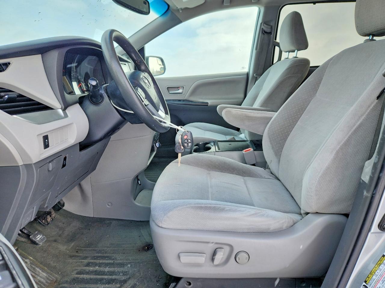 2015 Toyota Sienna Le - Image 7
