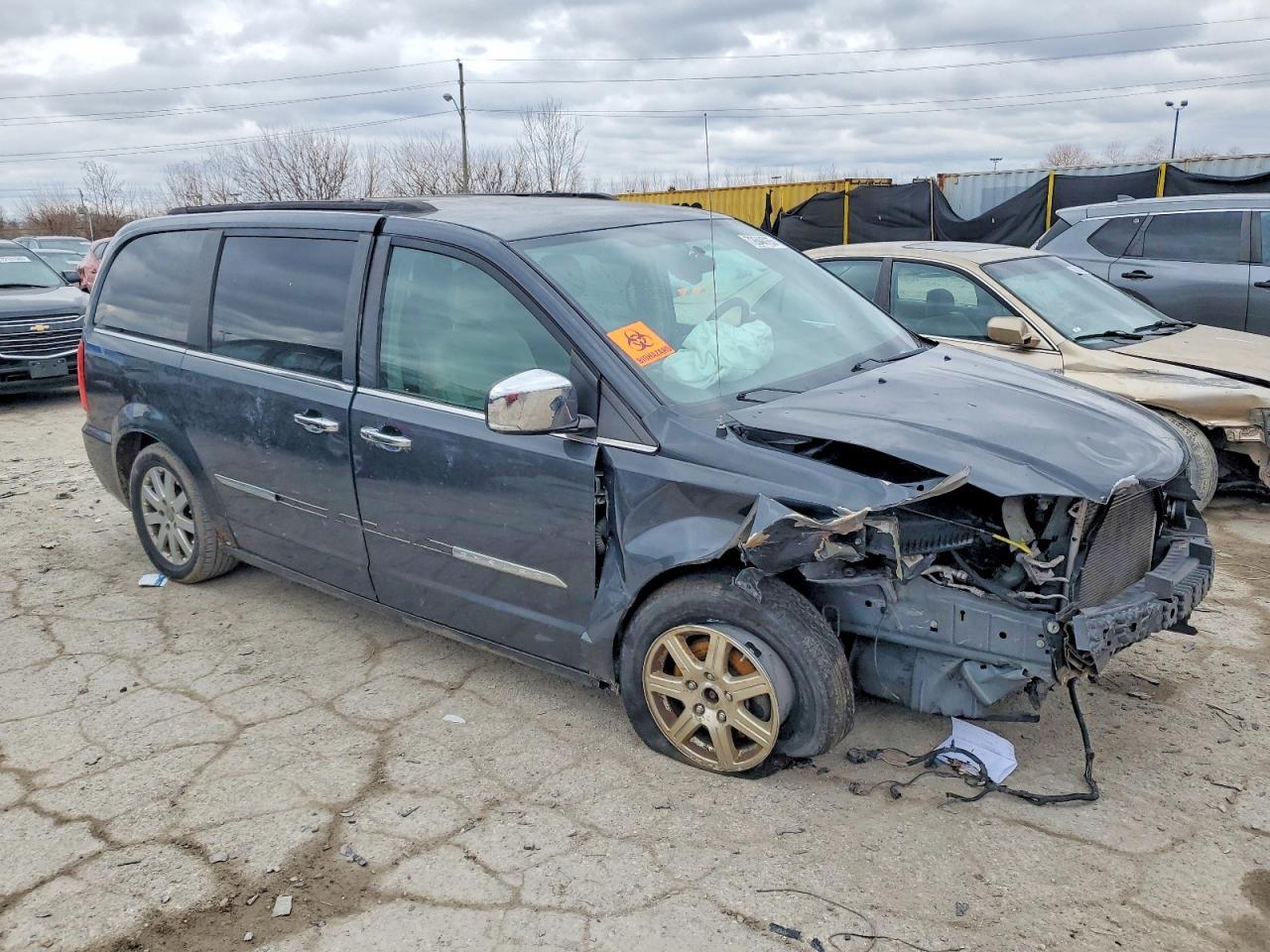 2011 Chrysler Town & Country Touring L - Фото 4