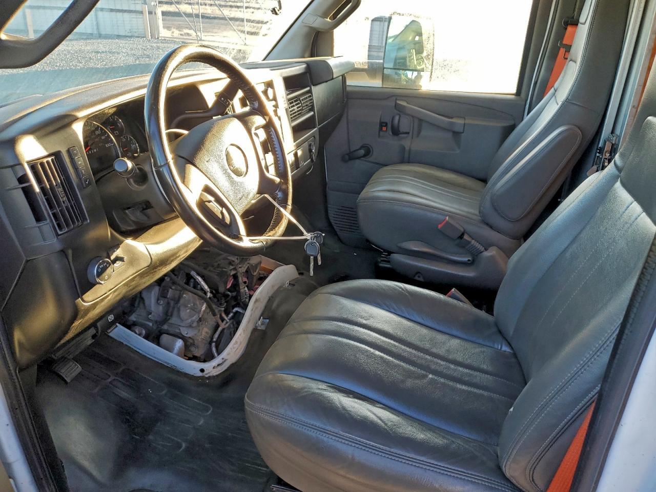 2022 GMC Savana 6.6L V-8 Delivery Truck - Image 7