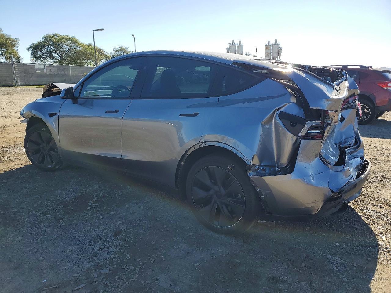 2025 Tesla Model Y - Фото 2