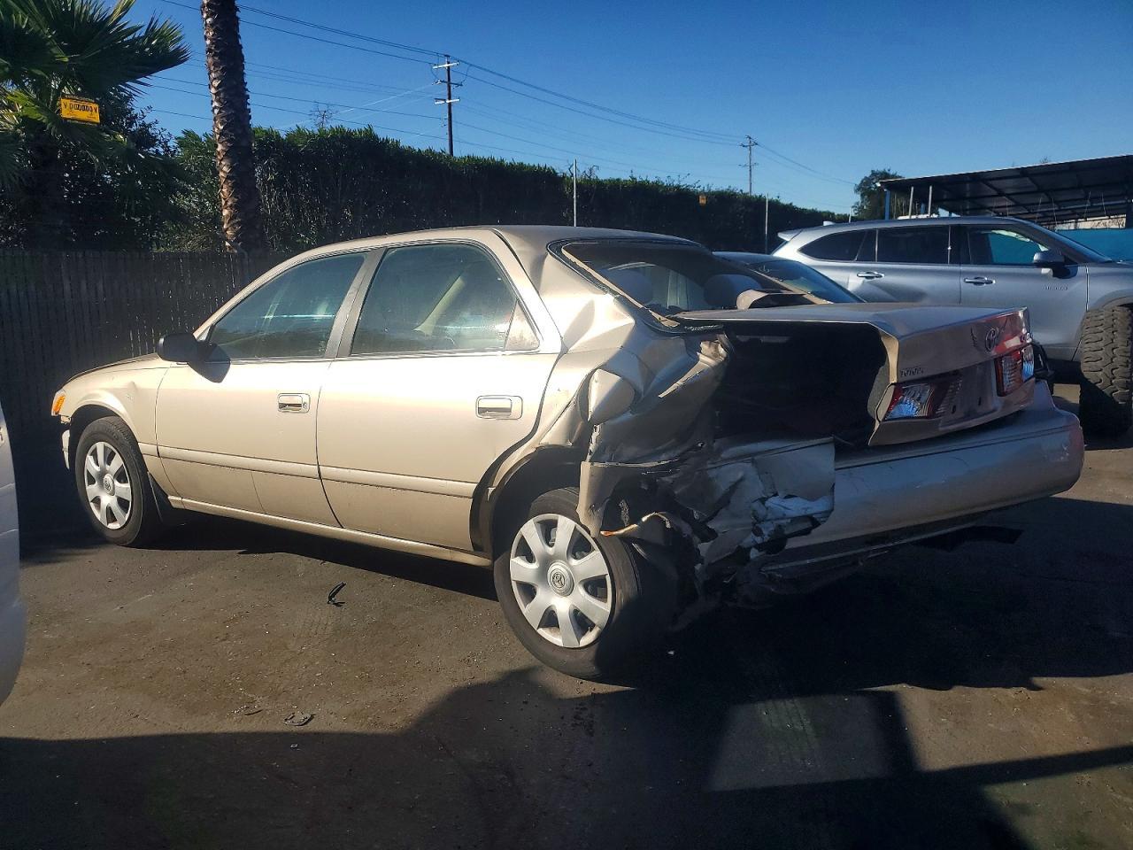2000 Toyota Camry Le - Фото 2