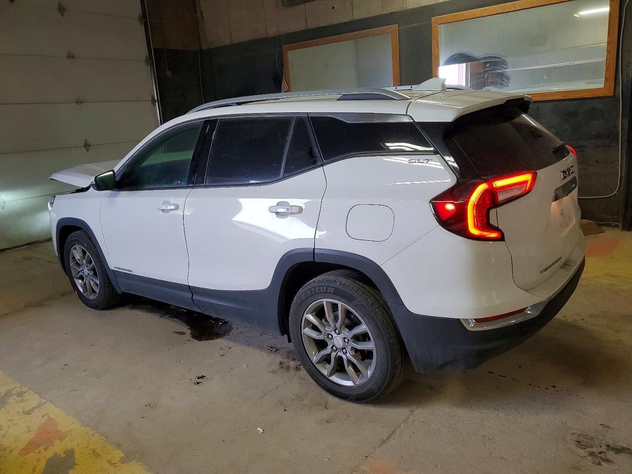 2022 GMC Terrain Slt - Image 2