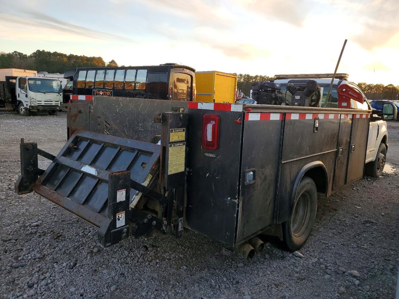 2018 Ford F350 Super Duty Utility / Service Truck - Image 3