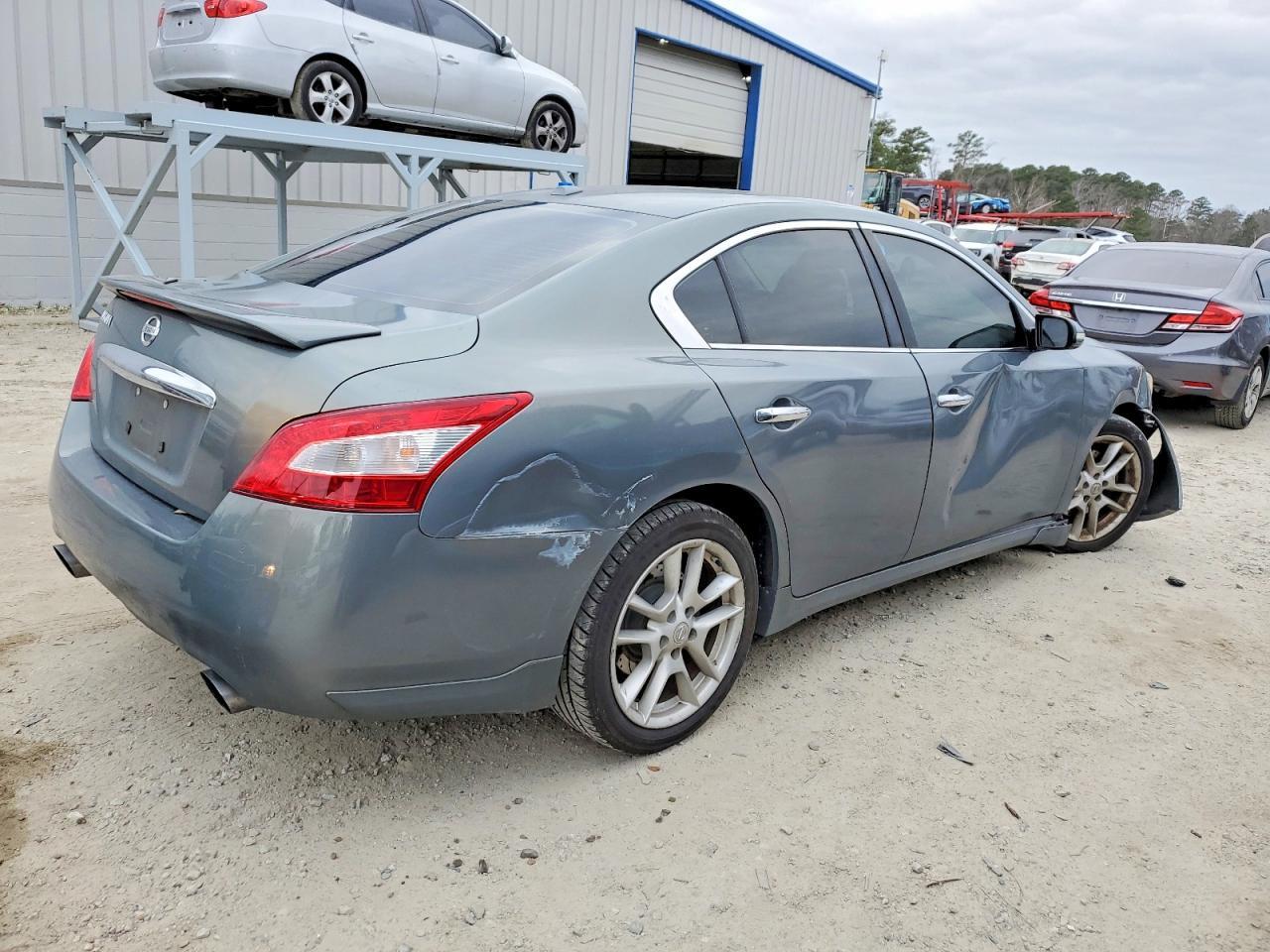 2010 Nissan Maxima S - Image 3