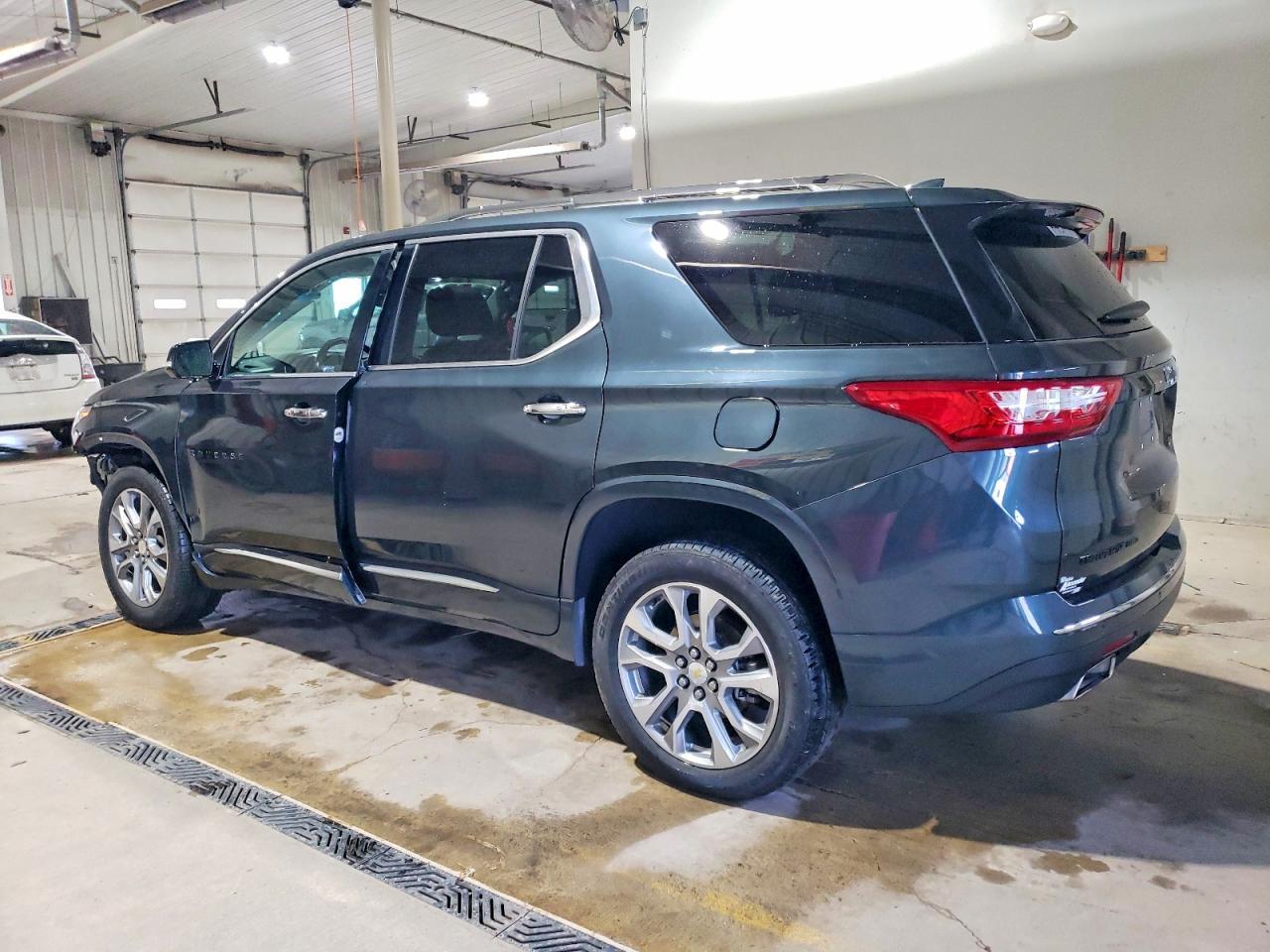 2020 Chev Traverse - Фото 2