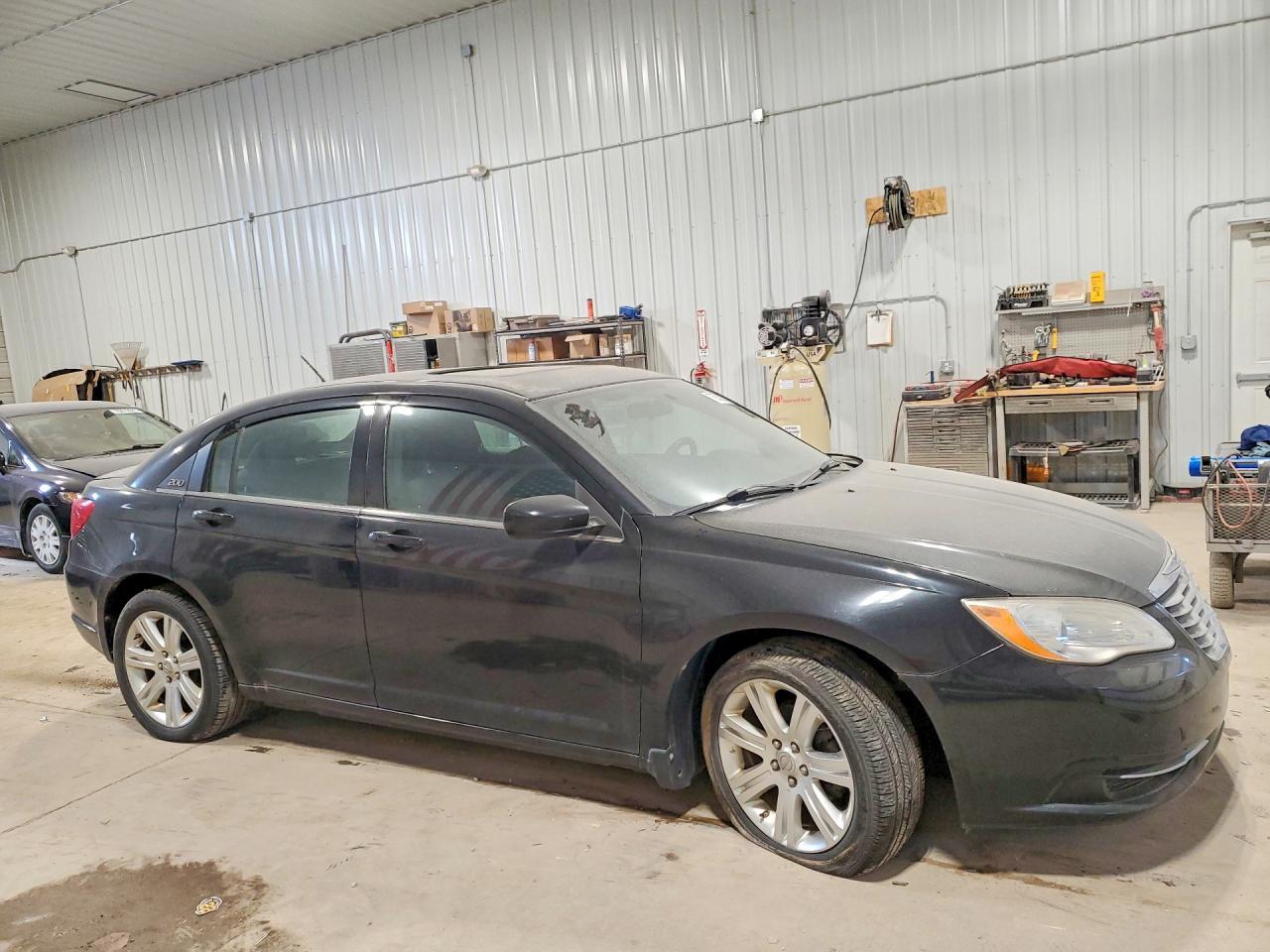 2011 Chrysler 200 Touring - Фото 4