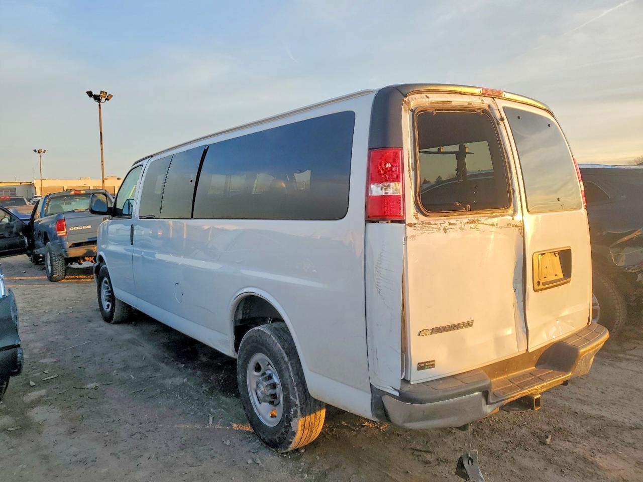 2017 Chevrolet Express G3500 Lt - Фото 2