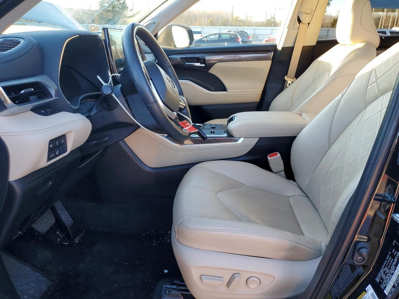 2023 Toyota Highlander Hybrid Limited - Image 7