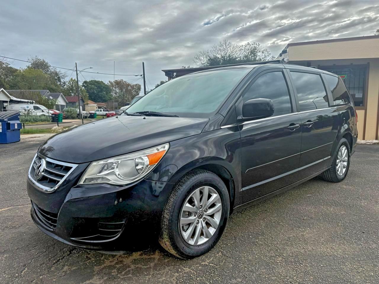 2012 Volkswagen Routan Se - Image 2