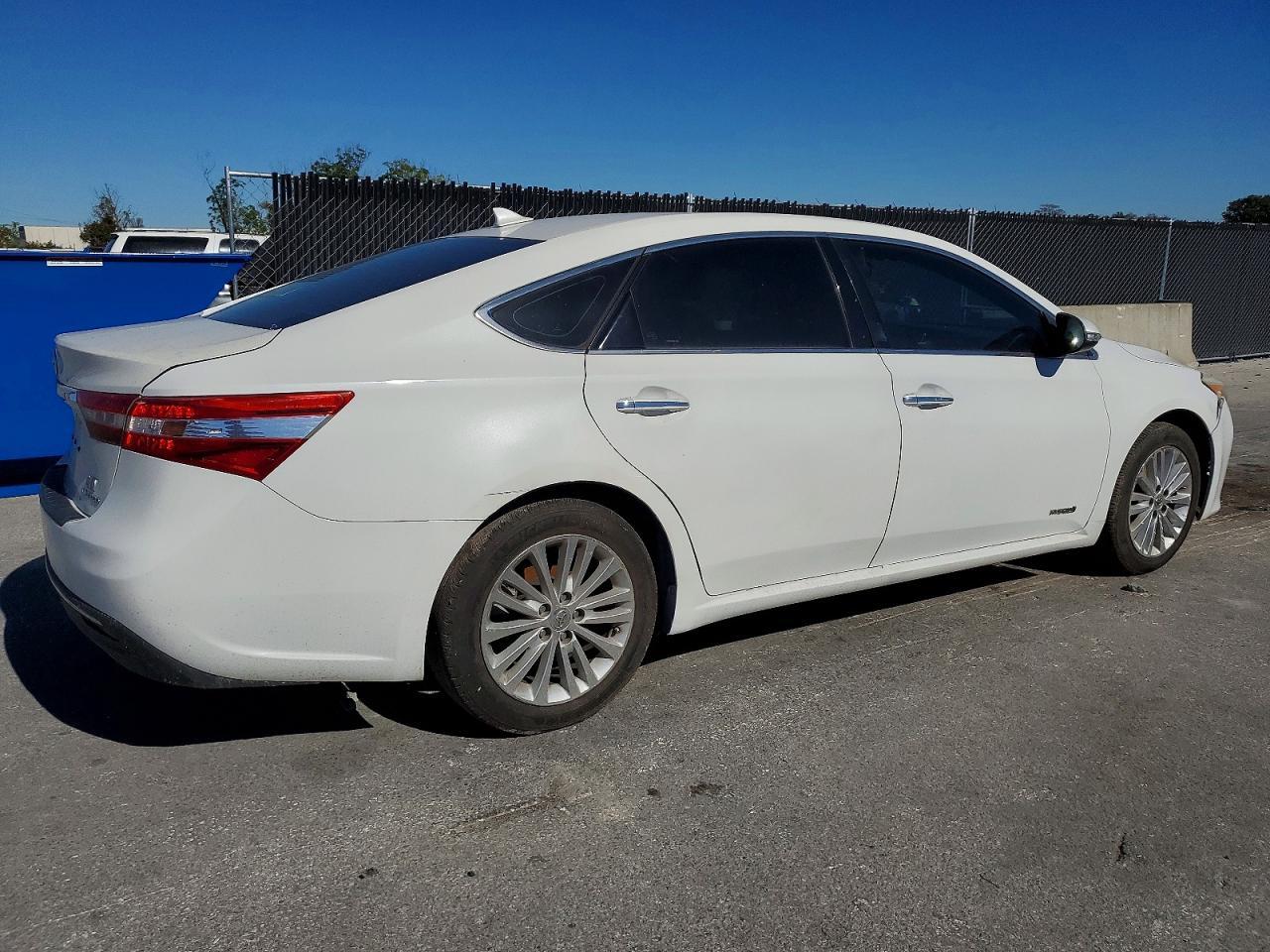 2014 Toyota Avalon Hybrid - Image 3