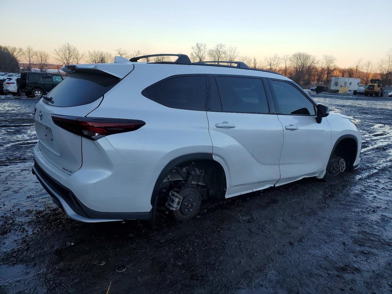 2024 Toyota Highlander Le - Фото 3