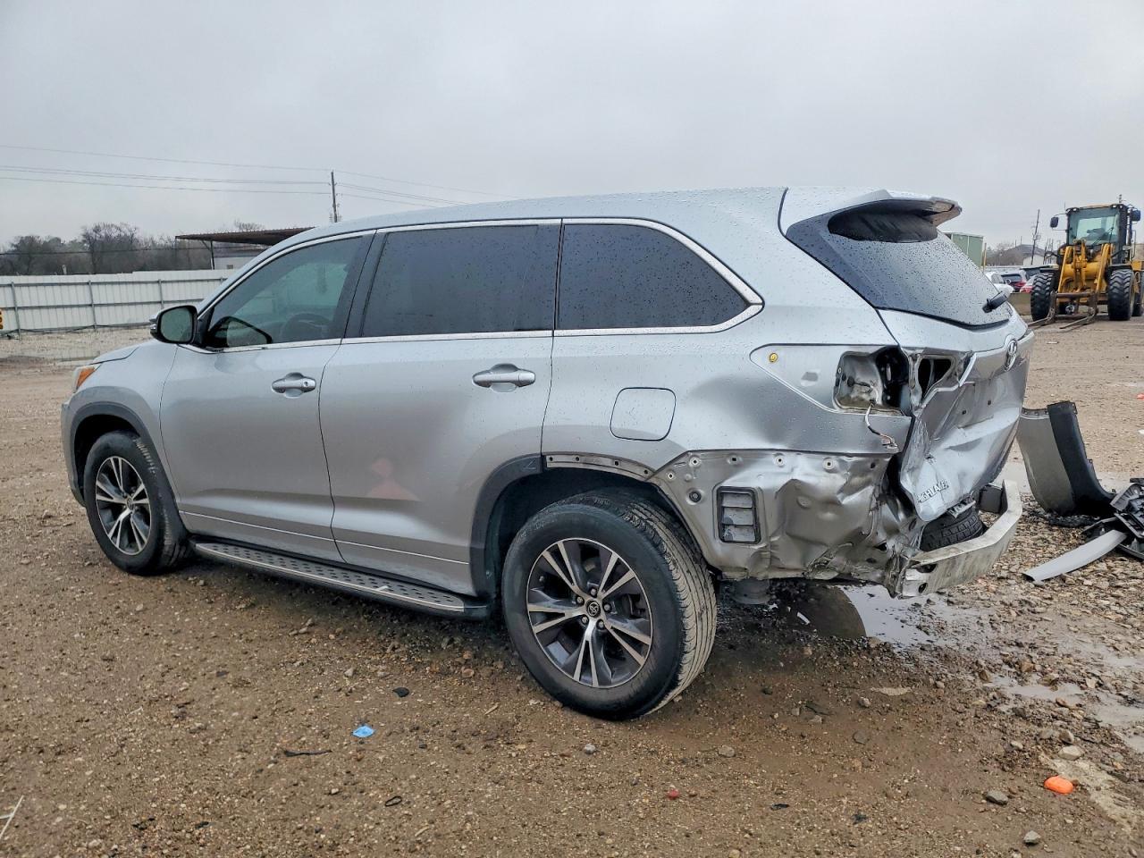 2017 Toyota Highlander Le - Image 2