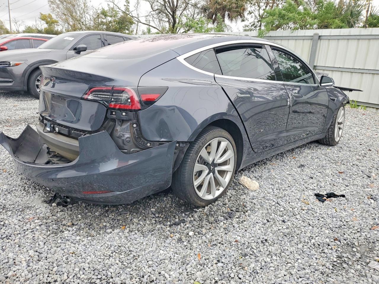 2018 Tesla Model 3 - Фото 3