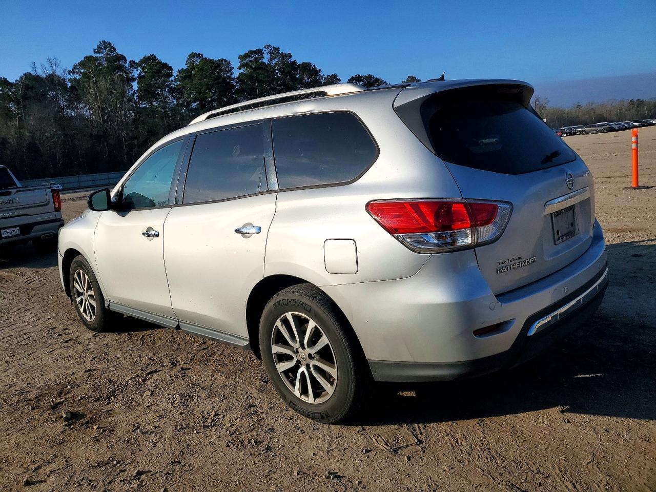 2015 Nissan Pathfinder S - Image 2