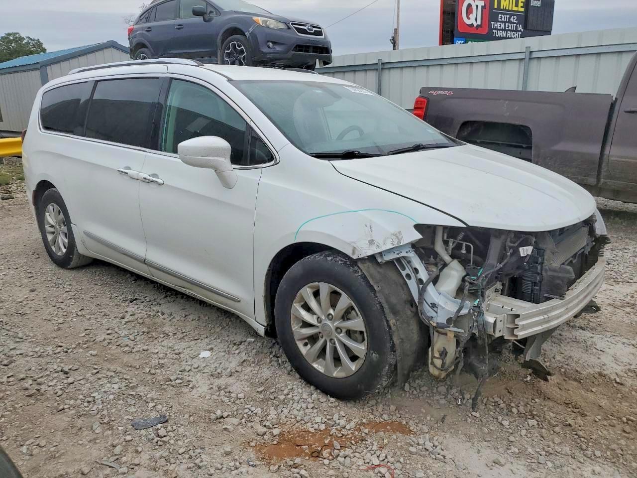 2018 Chrysler Pacifica Touring L - Image 4