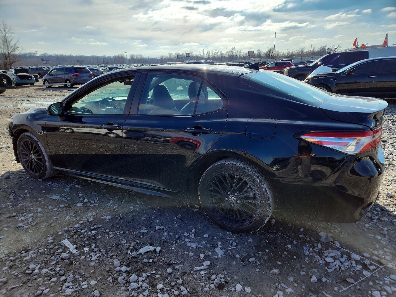 2020 Toyota Camry Se - Фото 2