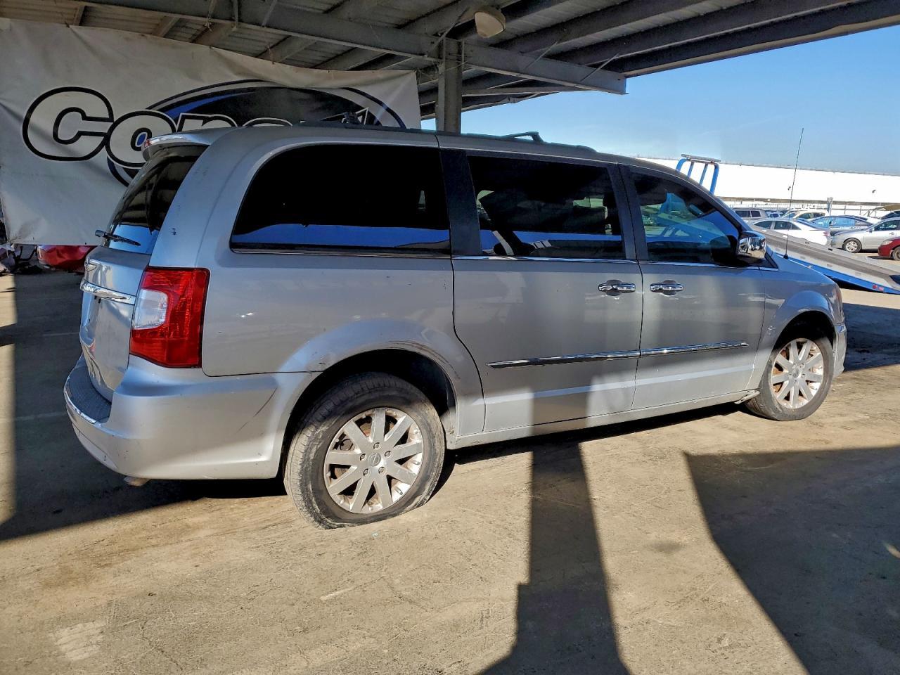 2012 Chrysler Town & Country Touring L - Фото 3