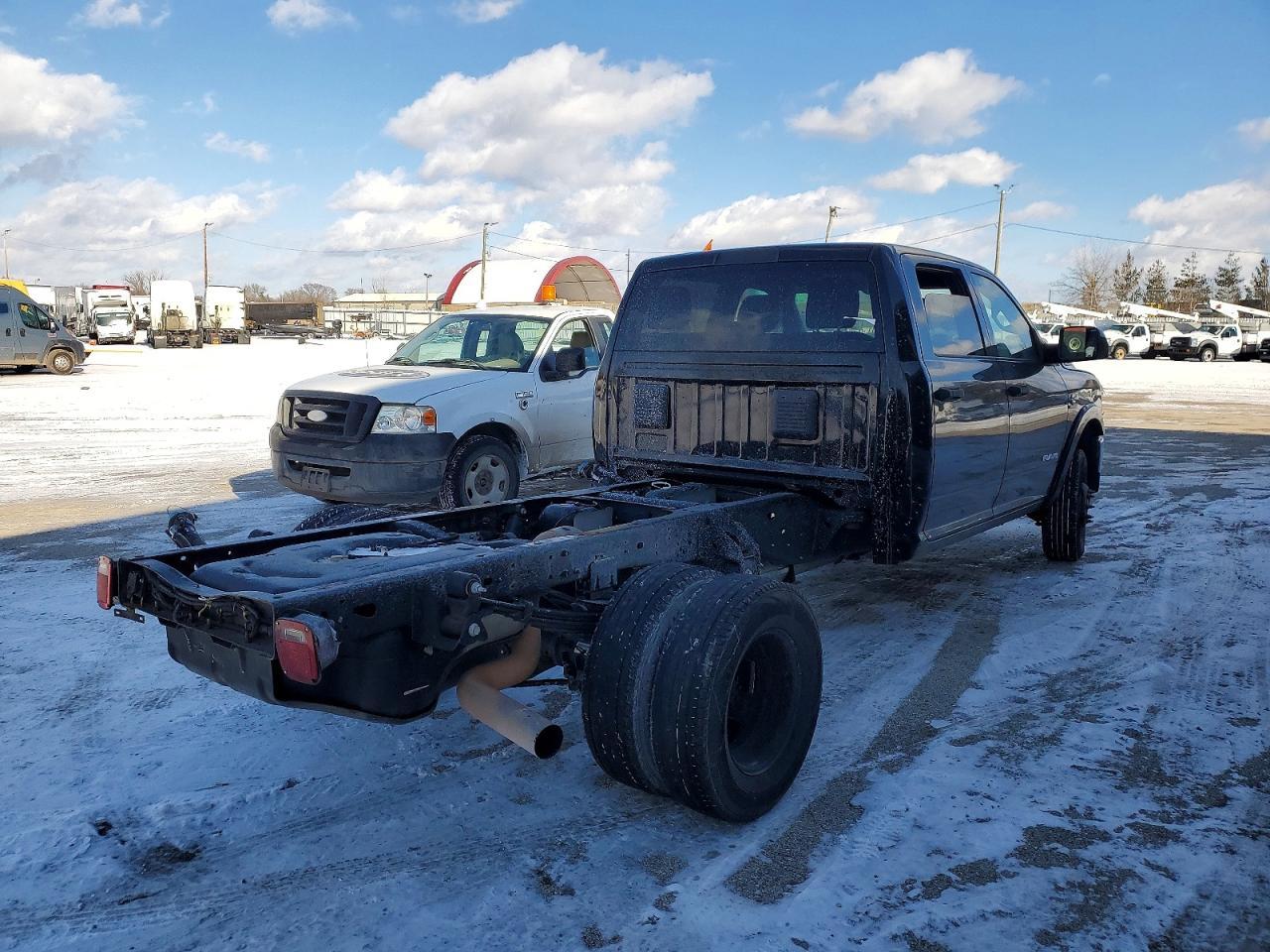 2022 Ram 3500 Truck Cab And Chassis - Фото 3
