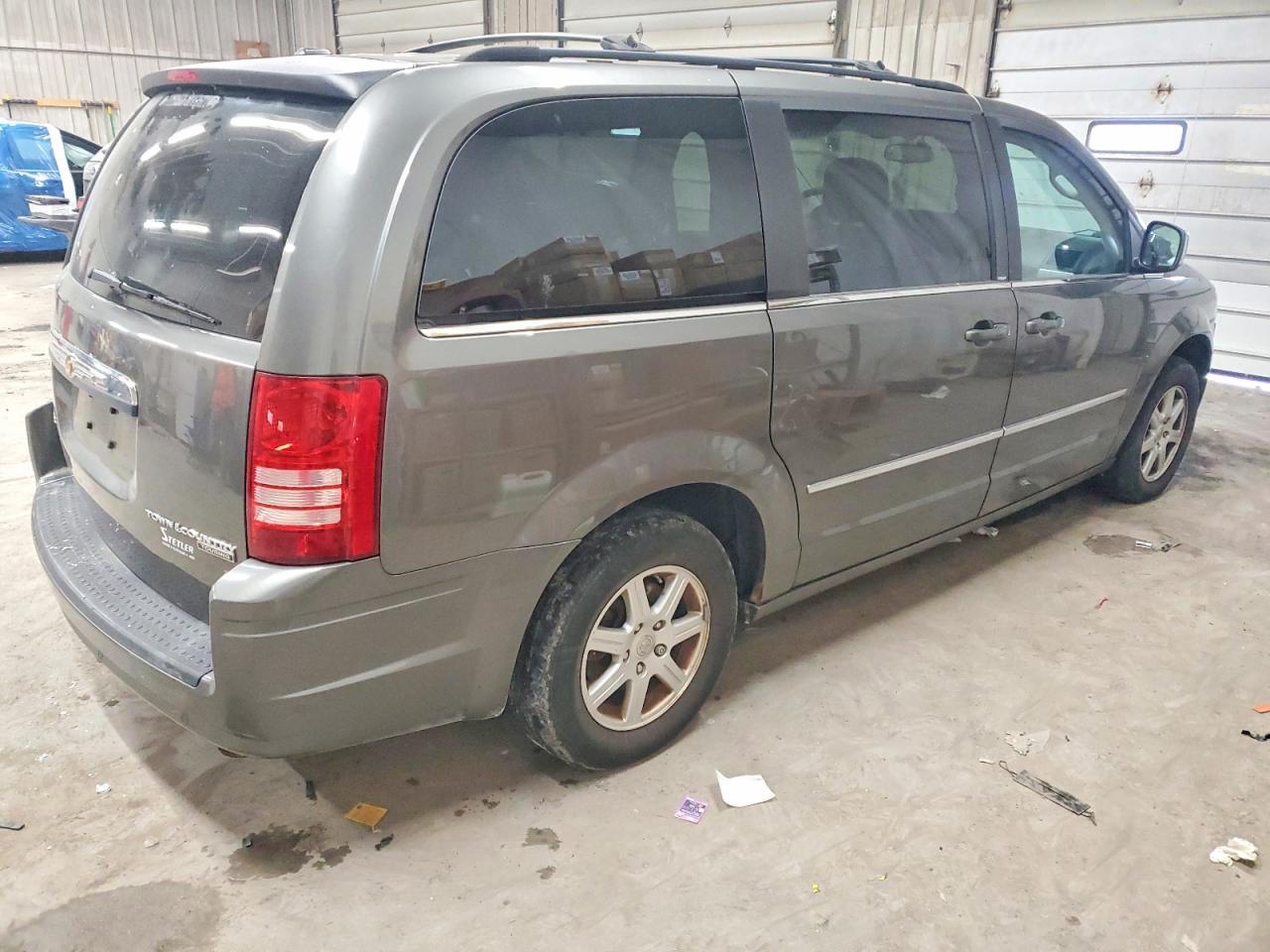 2010 Chrysler Town & Country Touring Plus - Фото 3