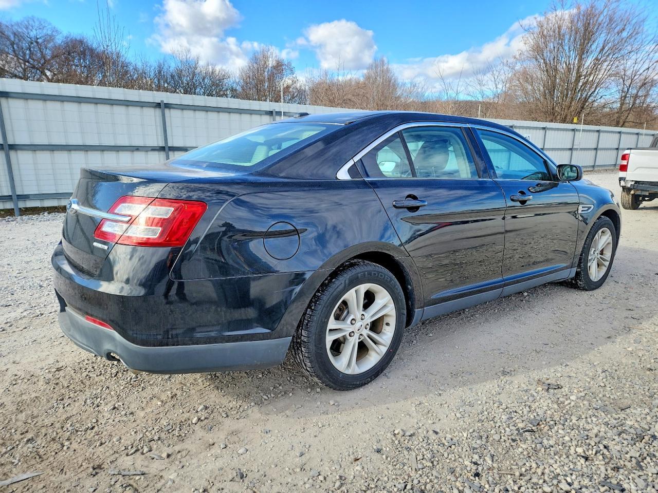 2015 Ford Taurus Se - Image 3