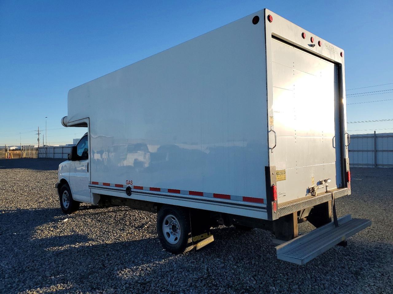 2022 GMC Savana 6.6L V-8 Delivery Truck - Image 2