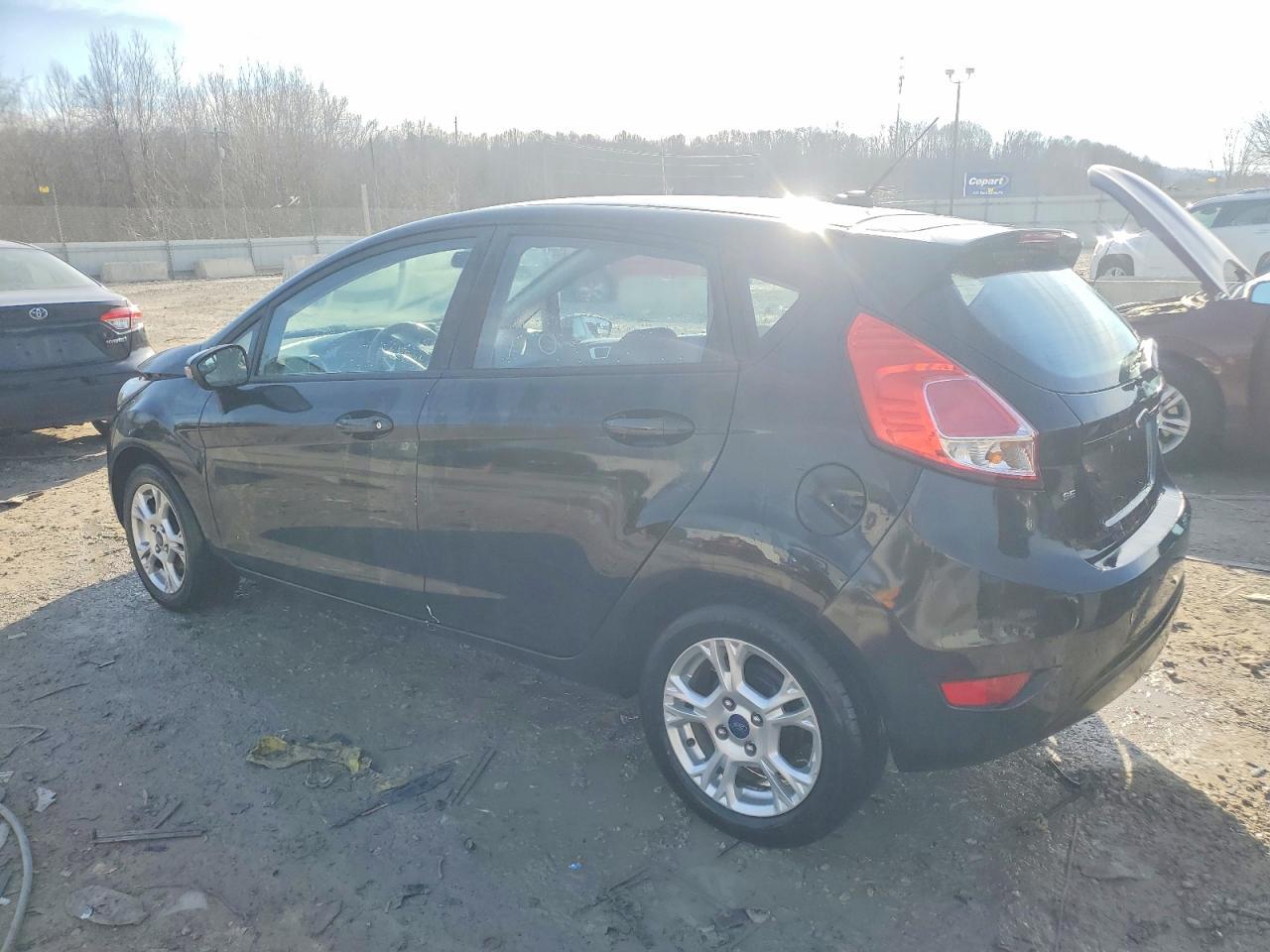 2015 Ford Fiesta Se - Фото 2