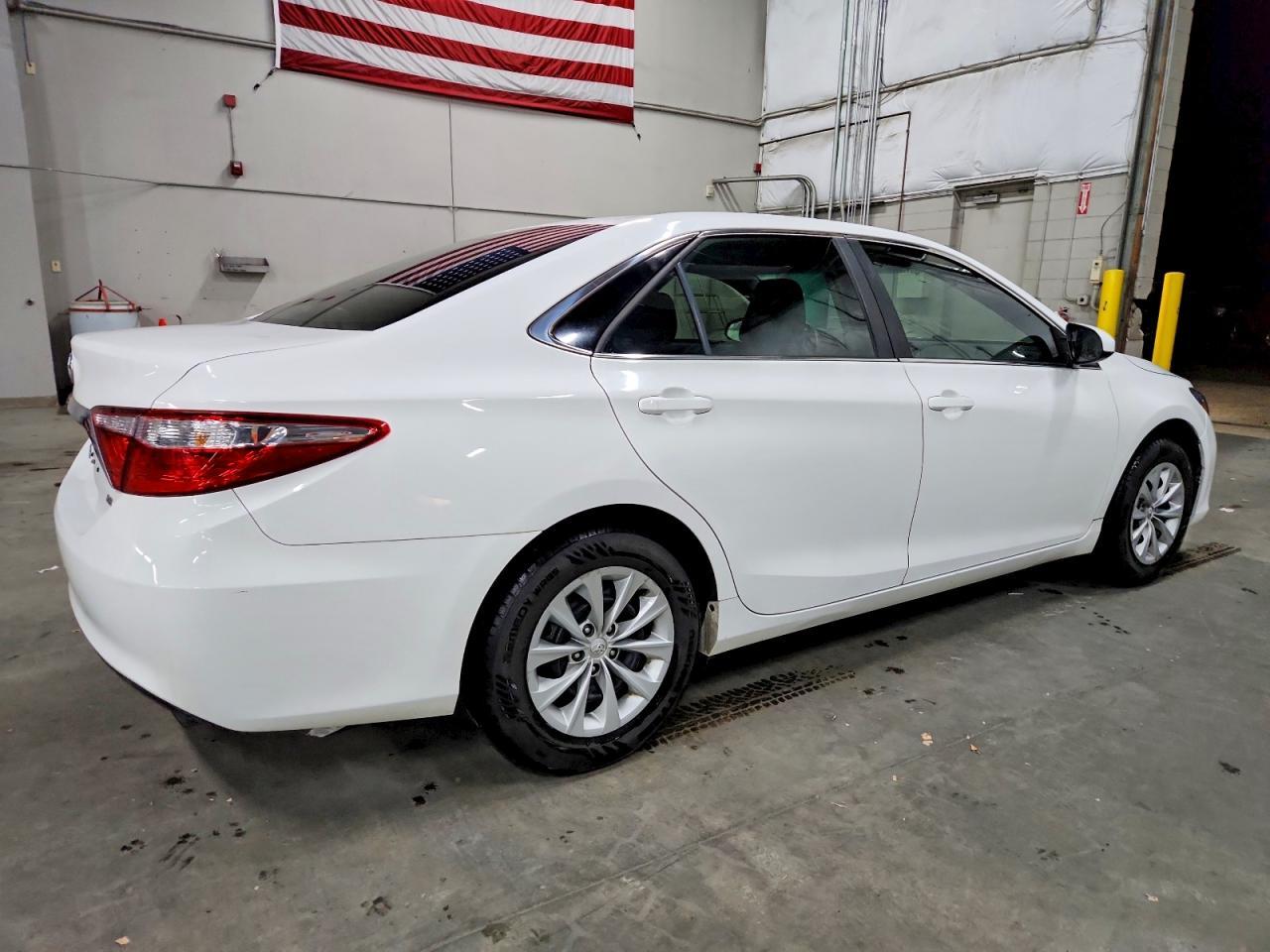 2015 Toyota Camry Le - Фото 3