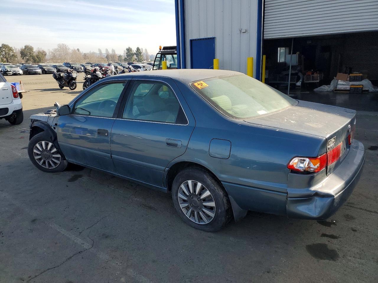 2000 Toyota Camry Ce - Фото 2