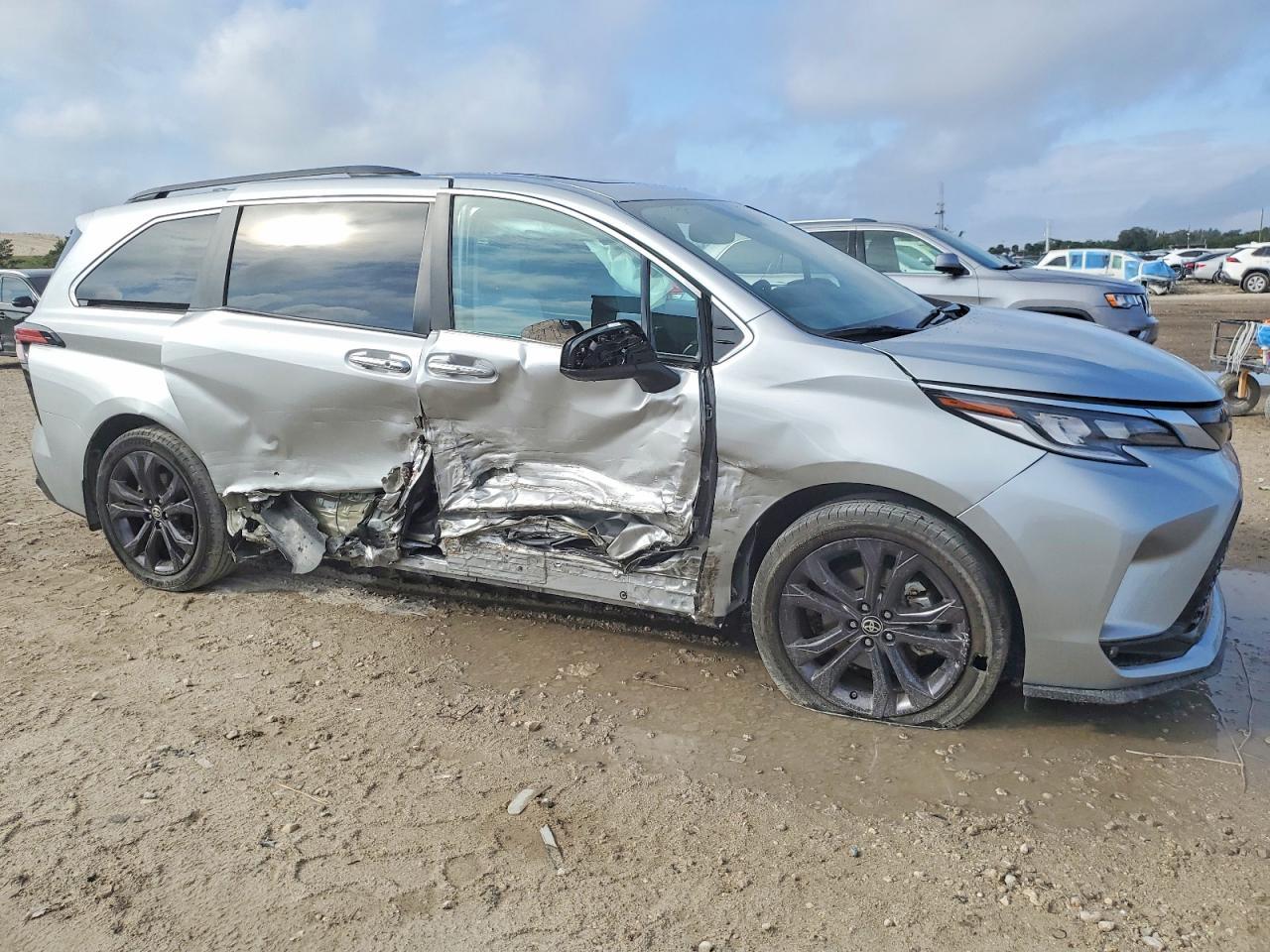 2024 Toyota Sienna Xse - Image 4