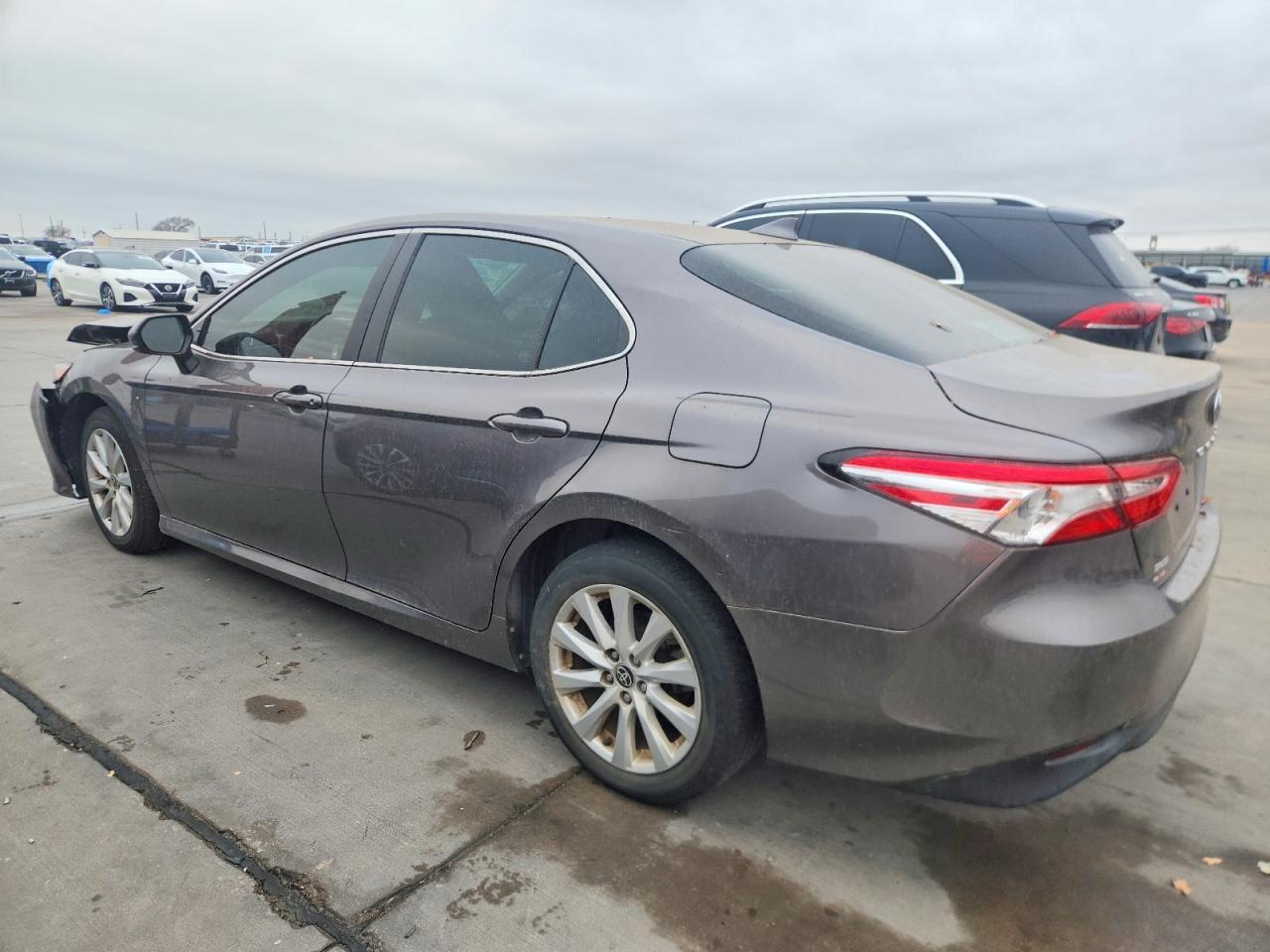 2020 Toyota Camry Le - Фото 2