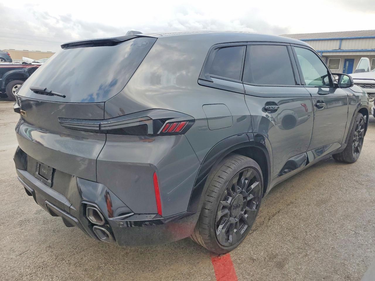 2025 BMW Xm - Image 3