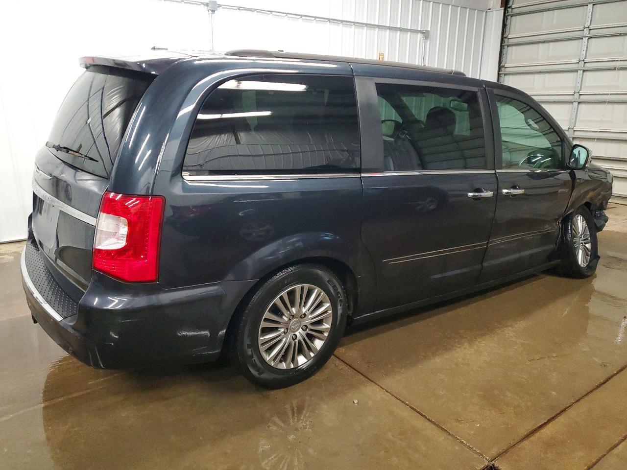 2014 Chrysler Town & Country Touring L - Фото 3