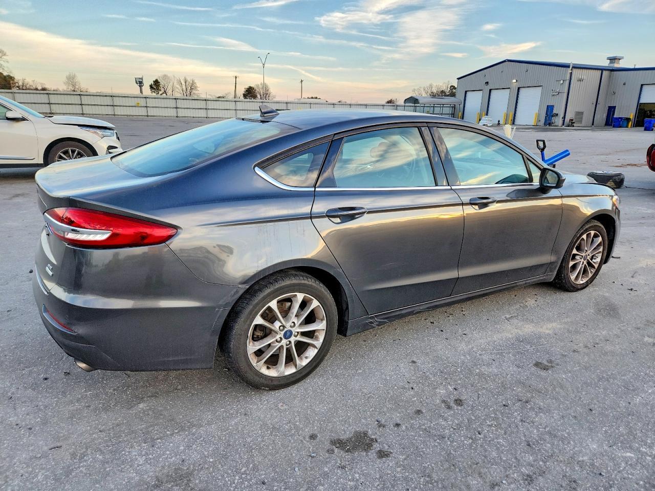 2020 Ford Fusion Se - Фото 3