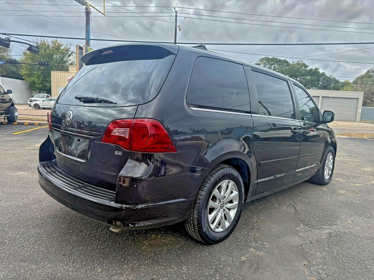 2012 Volkswagen Routan Se - Image 4