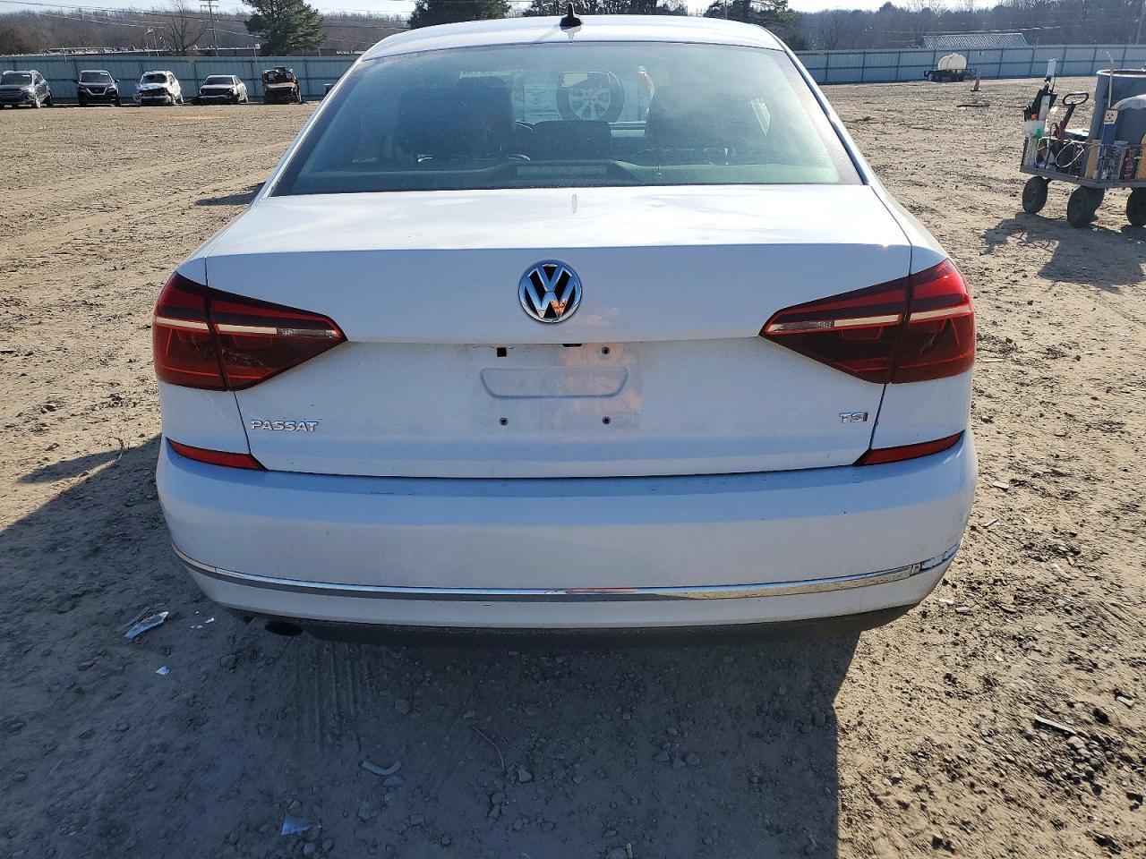 2019 Volkswagen Passat - Image 6