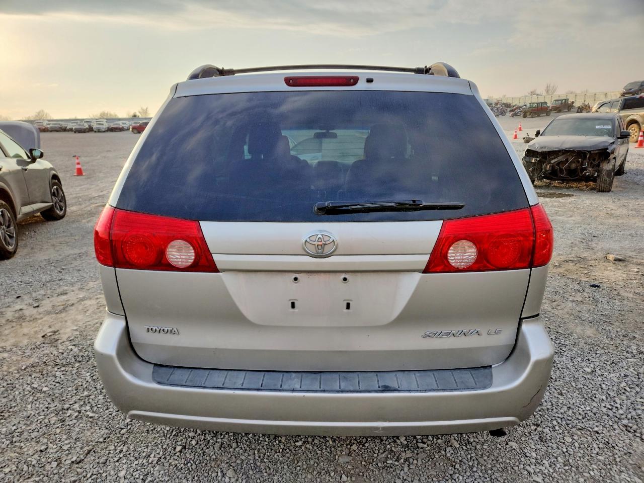 2010 Toyota Sienna Ce - Image 6