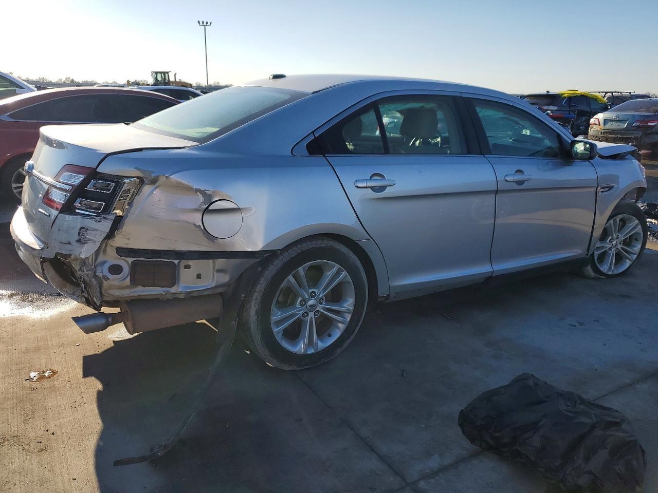2017 Ford Taurus Se - Фото 3