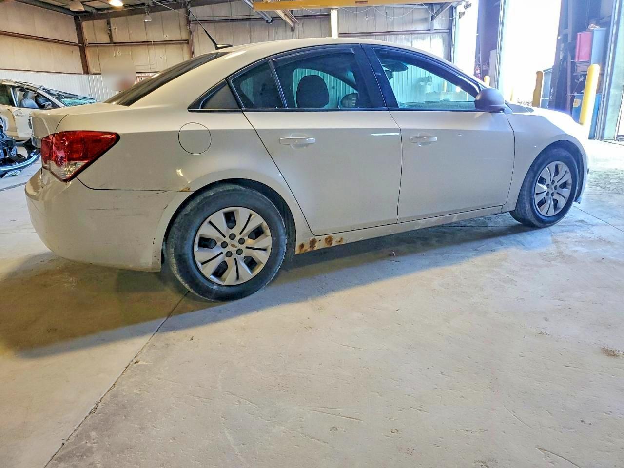 2014 Chevrolet Cruze Ls - Image 3