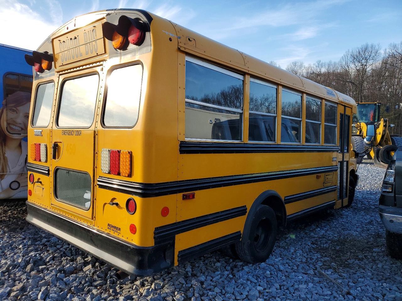 2017 Chevrolet Express G4500 - Image 3