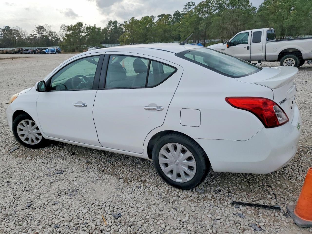 2014 Nissan Versa S - Фото 2